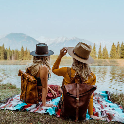 Leder Rucksäcke auf Rücken von zwei Frauen in Kanada am See