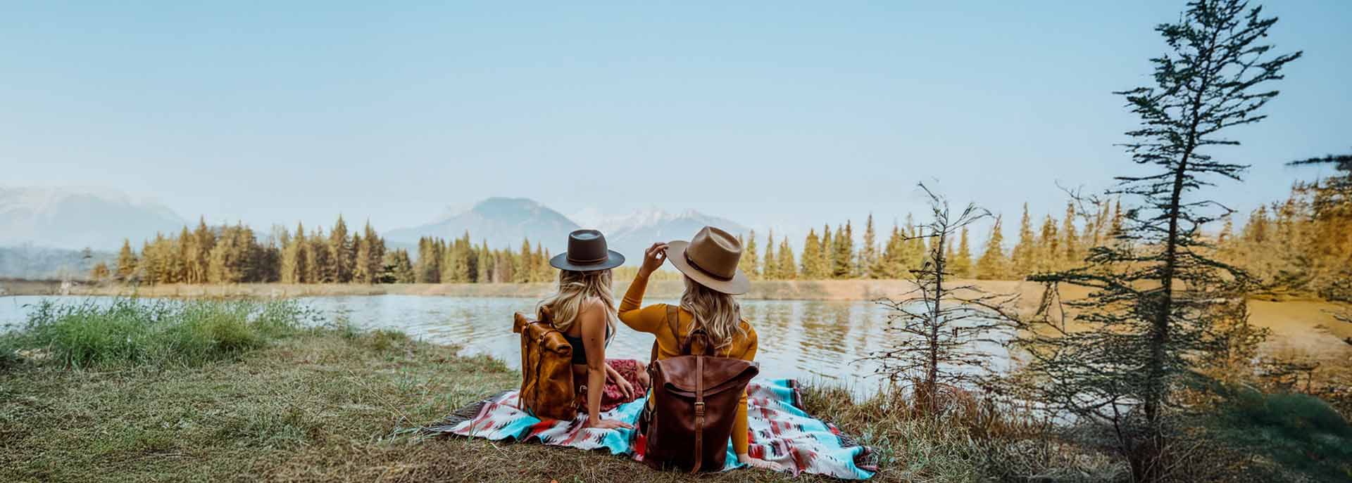 Leder Rucksäcke auf Rücken von zwei Frauen in Kanada am See