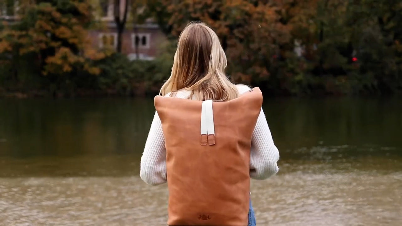 Thumbnail von Leder Rucksack Damian in hell an blonder Frau