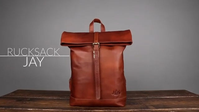 Rucksack JAY braun aus Leder auf einem Tisch