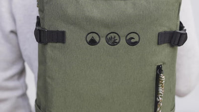 VIdeo von nachhaltigem Rucksack KOLOA auf Rücken von Mann in moderner Umgebung