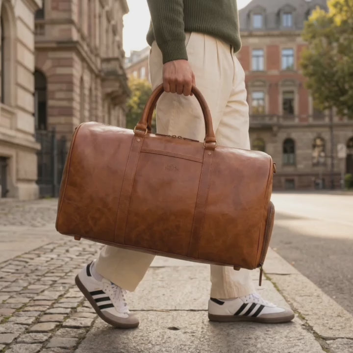 Mann mit Skyler läuft durch die Innenstadt