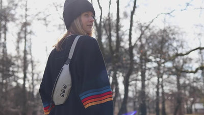 Video einer Person im Park die eine Bauchtasche in weiß trägt