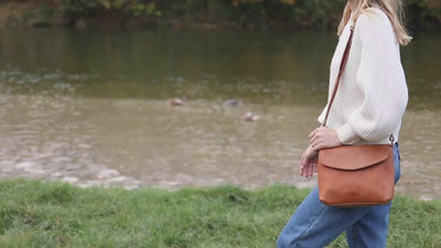 Produktvideo von Schultertasche Elysa in hellbraun