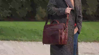 Video von Laptoptasche Simon an Mann in Park