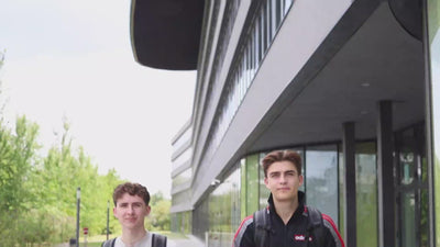 Video Rollkoffer mit zwei jungen Meannern. 