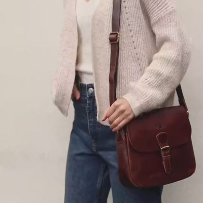 Video Ledertasche Damentasche in braun an Frau 