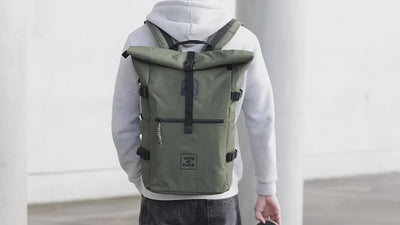Video von Roll Top Rucksack aus recyceltem Plastik in olive und navy