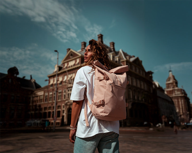 Rosa Rucksack an Frau in Amsterdam
