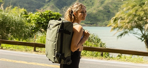 Attraktive Frau mit Reiserucksack von SONS OF ALOHA auf Hawaii