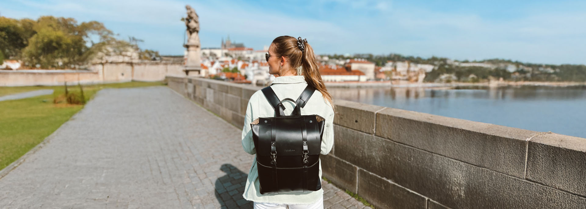 Mädchen mit schwarzen Lederrucksack in Prag