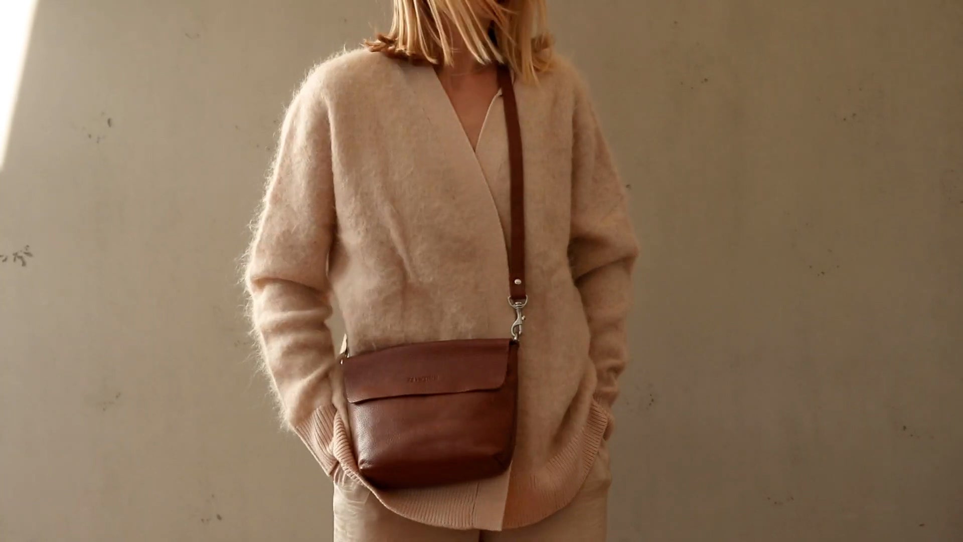 Schultertasche Liva in Tobacco