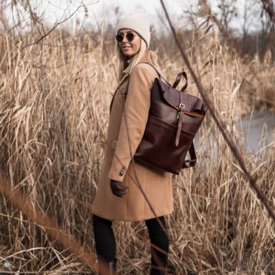 Sid and Vain Rucksack für Damen in Leder in dunkelbraun Frau traegt hellbraunen Mantel und eine weiße Mtze