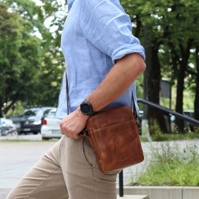Sid and Vain Umhängetasche Herren aus Leder Mann traegt ein hellblaues Hemd und die Tasche ist braun