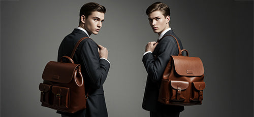 Zwei junge Studenten mit Uni-Rucksäcken in Stanford auf dem Campus