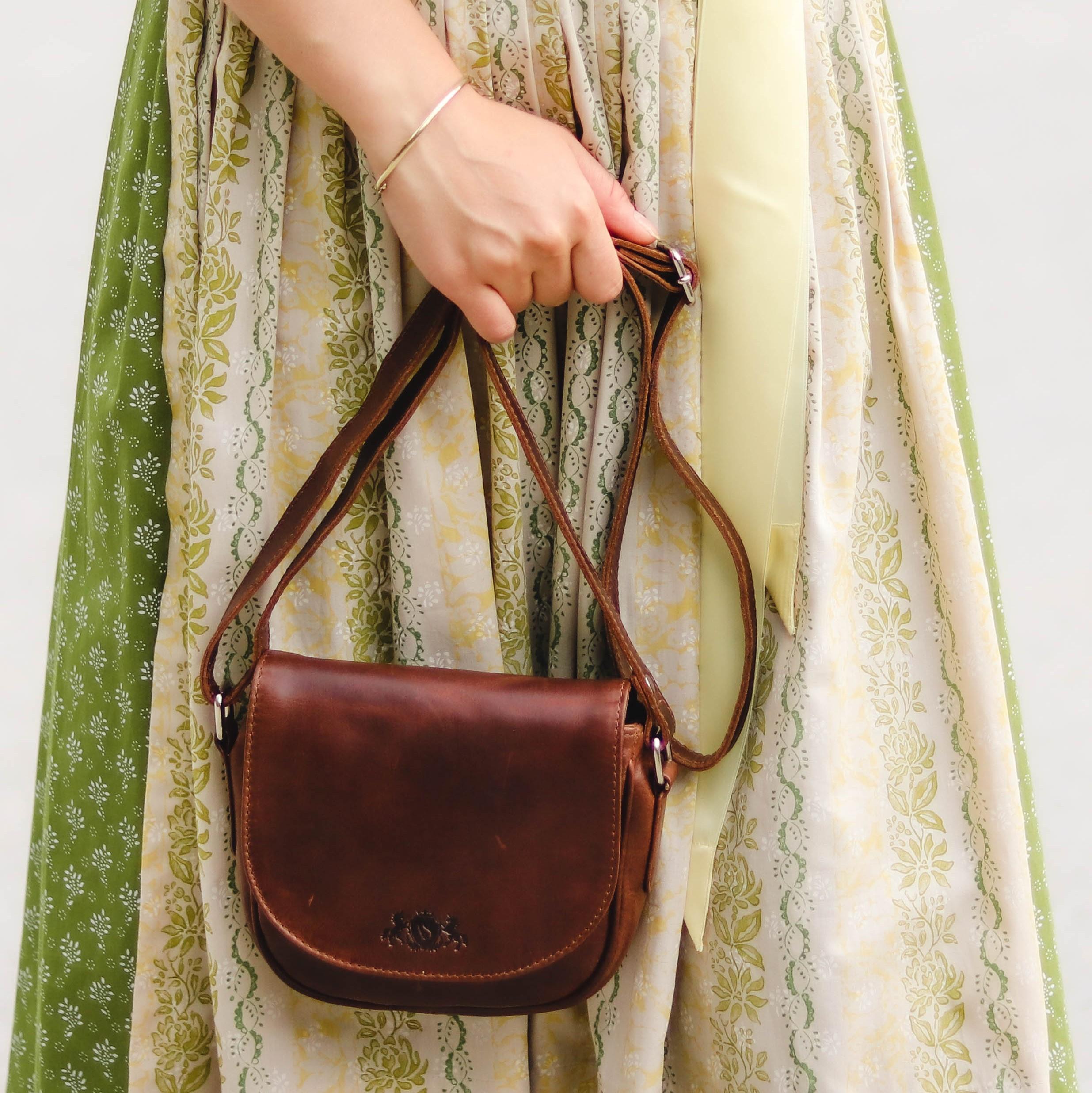 Dirndl mit Umhängetaschen